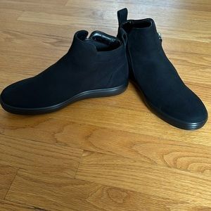 ECCO WOMEN'S SOFT 7 ZIP BOOTIE